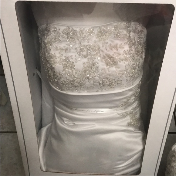 Davis Bridal Wedding Dress Gown - Picture 2 of 15